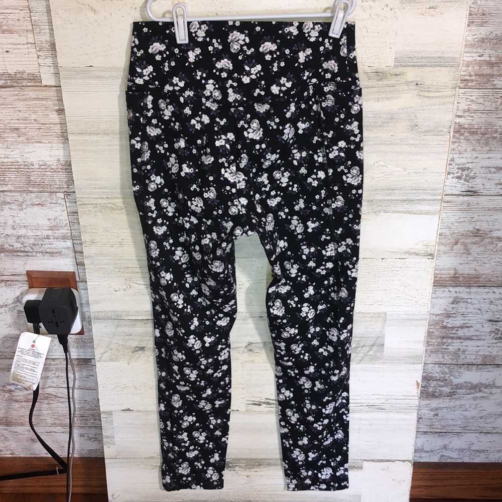 PINK Victoria’s Secret ultimate floral purple and white leggings size medium - Picture 2 of 7